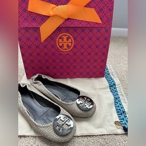 Tory Burch textured taupe flats in size 6.5 with gunmetal hardware. Free tote !